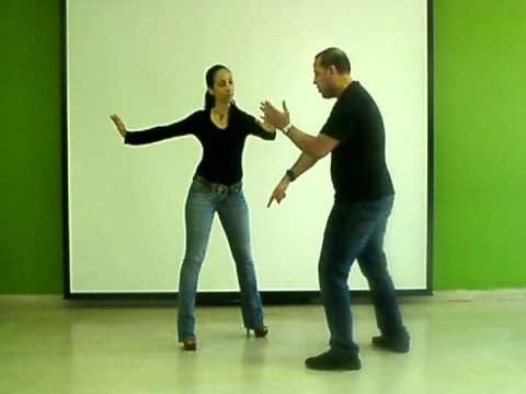 Aprende a bailar salsa. Vuelta paralela y tres ganchos. Segunda parte