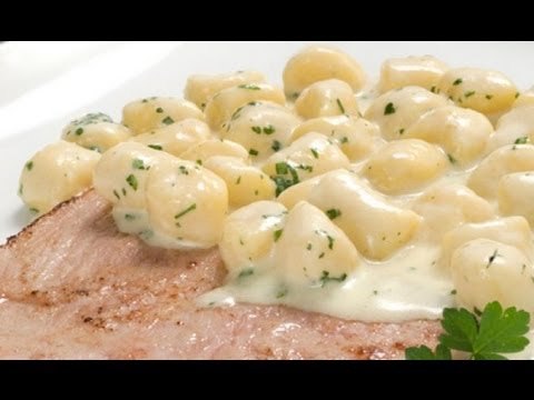 Jamón con ñoquis en salsa de roquefort