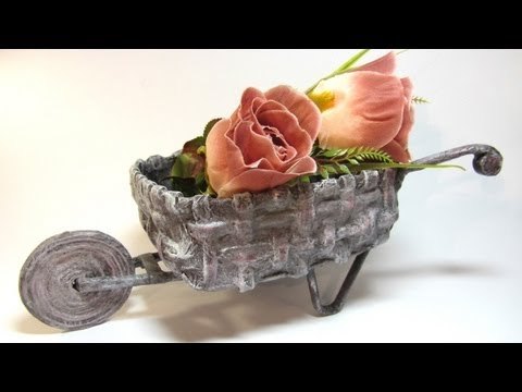 Carretilla decorativa hecha con periodicos