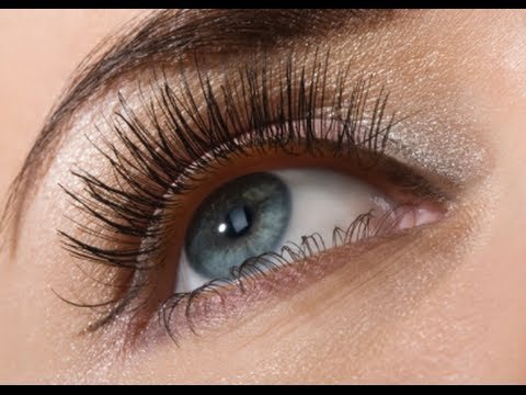 Con aceite puedes hacer crecer y alargar las pestañas.