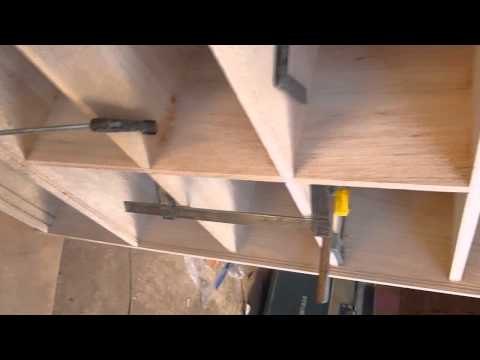 Armado y pitando un estante de madera