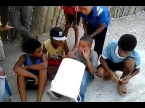 Niños con talento tocando con una cubeta