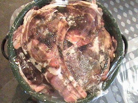 Como marinar carne de res para asar