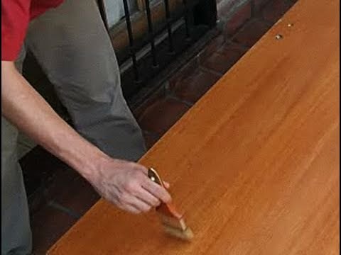 Cómo dar barniz a una puerta