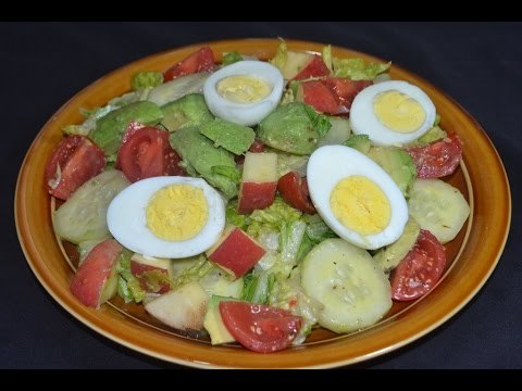 Ensalada con aguacate, huevos y manzanas