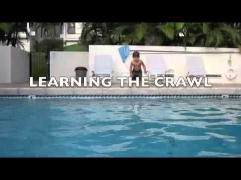 Bebe de 2 años nadando en piscina