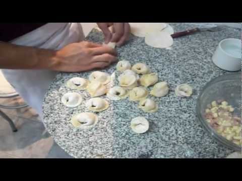 Haciendo tortelinis con pasta casera, super fácil!