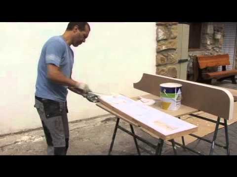 Biblioteca con madera reciclada