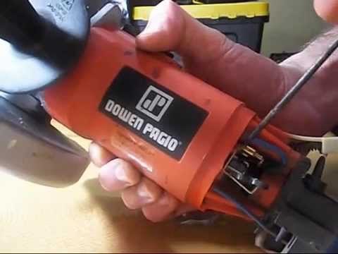 Cambiar los carbones de amoladora manual