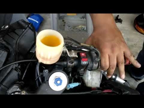 Sacar el aire de los conductos de frenos