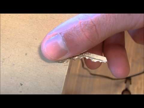 Cómo hacer una llave de ganzúa para abrir cerraduras