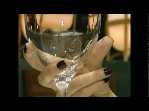 Cómo sostener una copa de vino