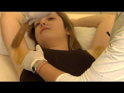 Depilar  las axilas con cera