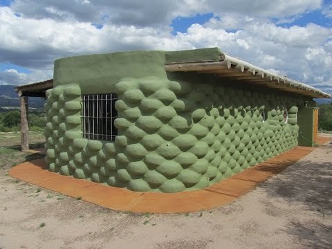 Casa construida con neumáticos