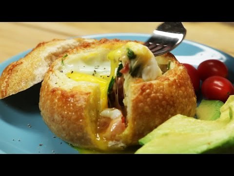 Bandeja de  pan con queso para el desayuno