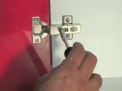 Ajustar la bisagra de un mueble de cocina