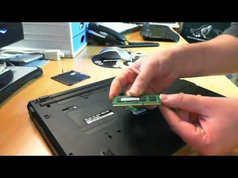 Instalación de módulo de memoria RAM en portátil
