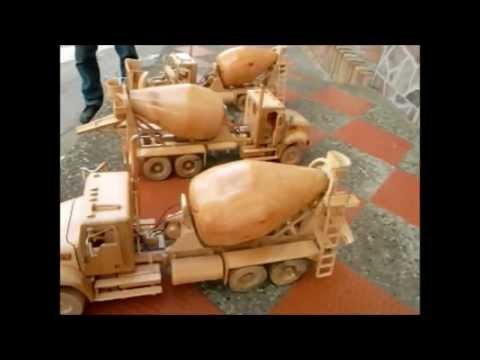 Camiones mezcladores en madera