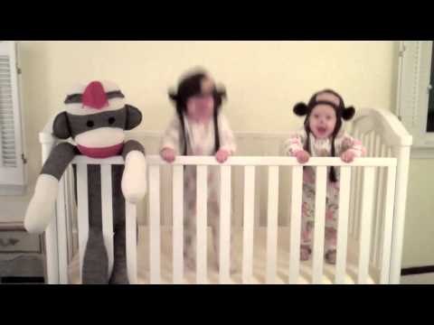 Tres "monitos" saltando en la cuna