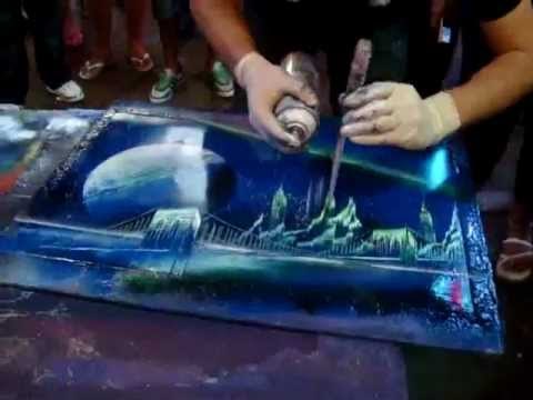 Artistacallejero pintando con spray aerosol