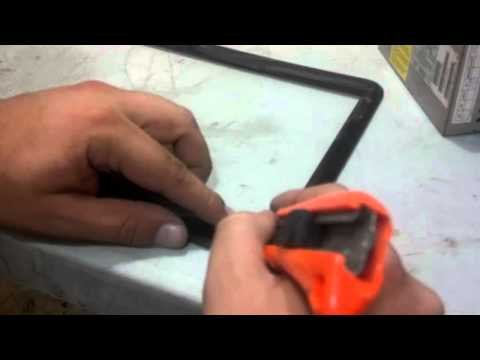 Repara las bisagras de portatil con pegamento