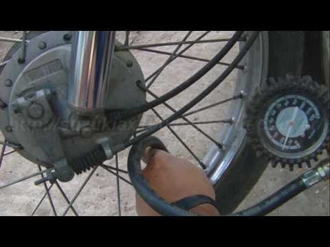 Como calibrar la presión de aire de las llantas de una moto.
