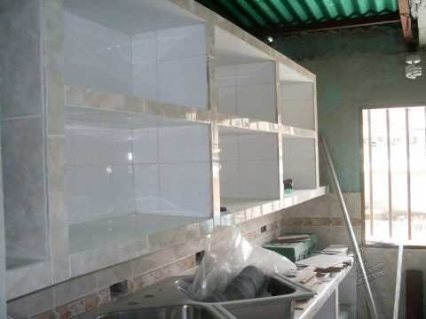 Cocina empotrada en concreto y ceramica