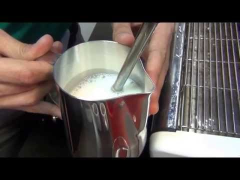 Cremar la leche para hacer capuchinos