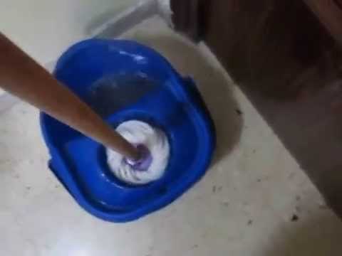 Limpiar los suelos de la casa con bicarbonato y vinagre