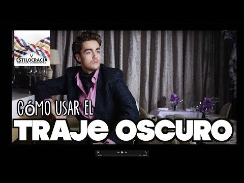 Cómo usar un traje oscuro masculino