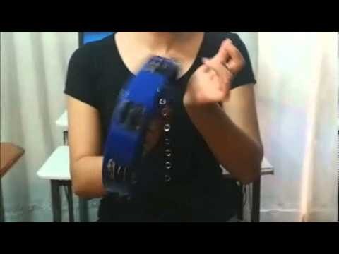 Tocar la pandereta para los coros