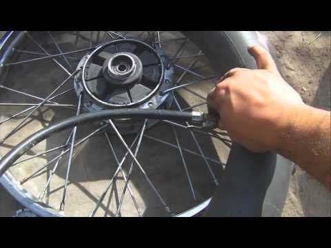 Parchar la rueda de una moto