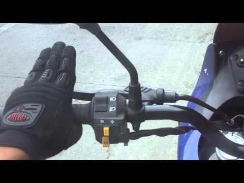 Como arrancar una moto en subida