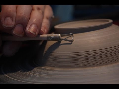 Piezas de cerámica en torno alfarero