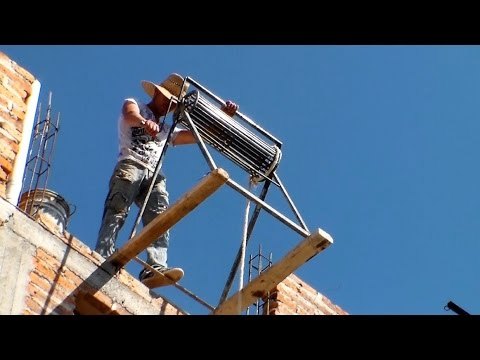 Ingenio y creatividad de albañiles - Polea para subir cargas