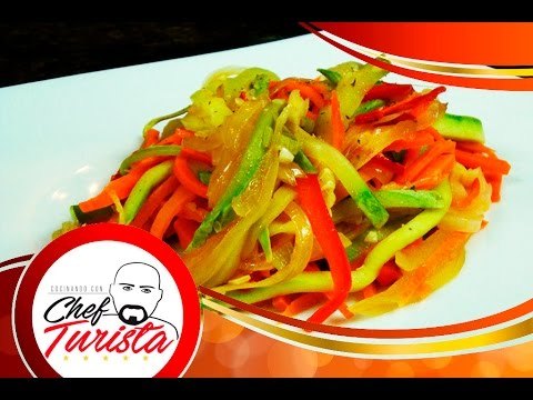 Deliciosa ensalada de vegetales salteados