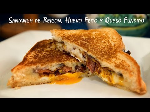 Sandwich de beicon, huevo frito y queso fundido