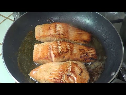 Salmón con arroz amarillo y vegetales