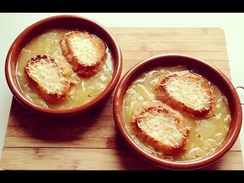 Sopa de cebolla francesa gratinada