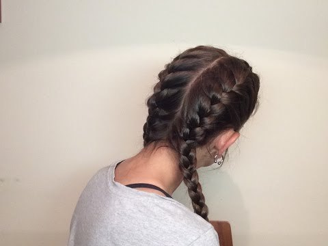 Dos trenzas de raíz a los lados