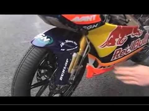 Conduciendo moto sobre mojado