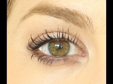 Disimulando con maquillaje los ojos caídos