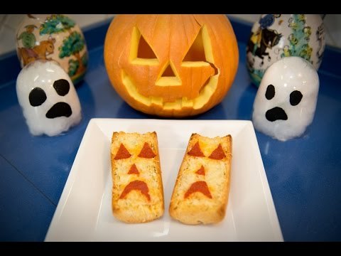 Fantasmas de Pan de Ajo con Queso y Pepperoni estilo Halloween