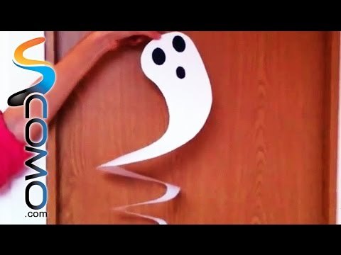 Haciendo fantasmas colgantes como decoración en Halloween