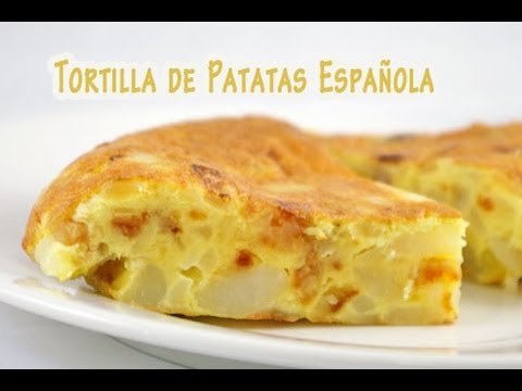 Preparando la tradicional tortilla de patatas española