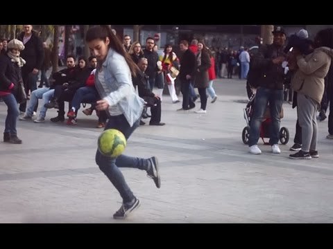 Chica muy habilidosa con el balón 