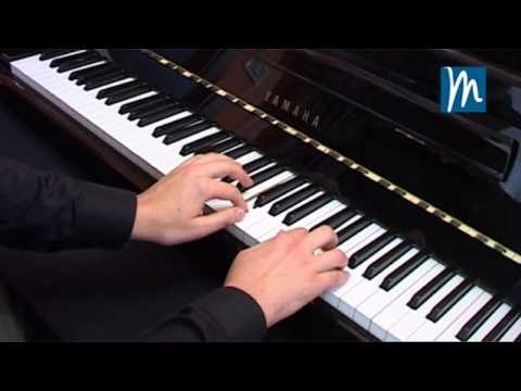 Leer una partitura en el piano