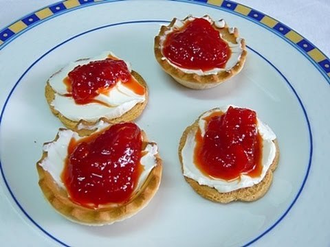 Canapé de queso y mermelada de piquillos