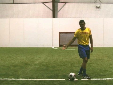 Como jugar futbol: cambio de dirección cruzando el pie
