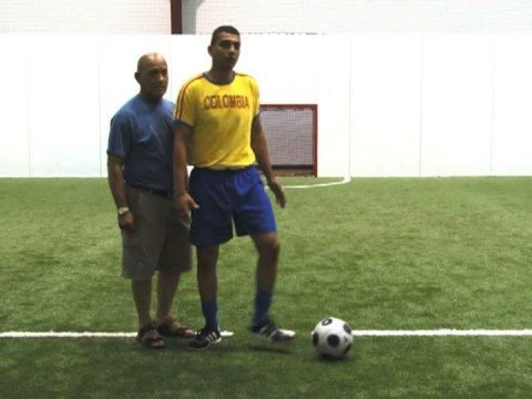 Como jugar fútbol: Recepción del balón con un oponente